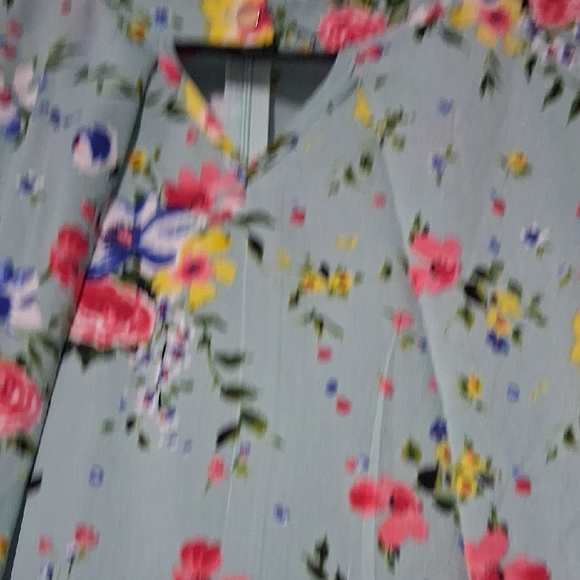 G&E Chic Floral Blouse in Mint Green Bell Sleeves 1X - Picture 3 of 6